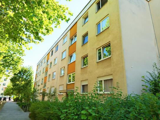 Moderne 4-Zimmer-Wohnung mit Balkon, verfügbar ab 15.01.2025.