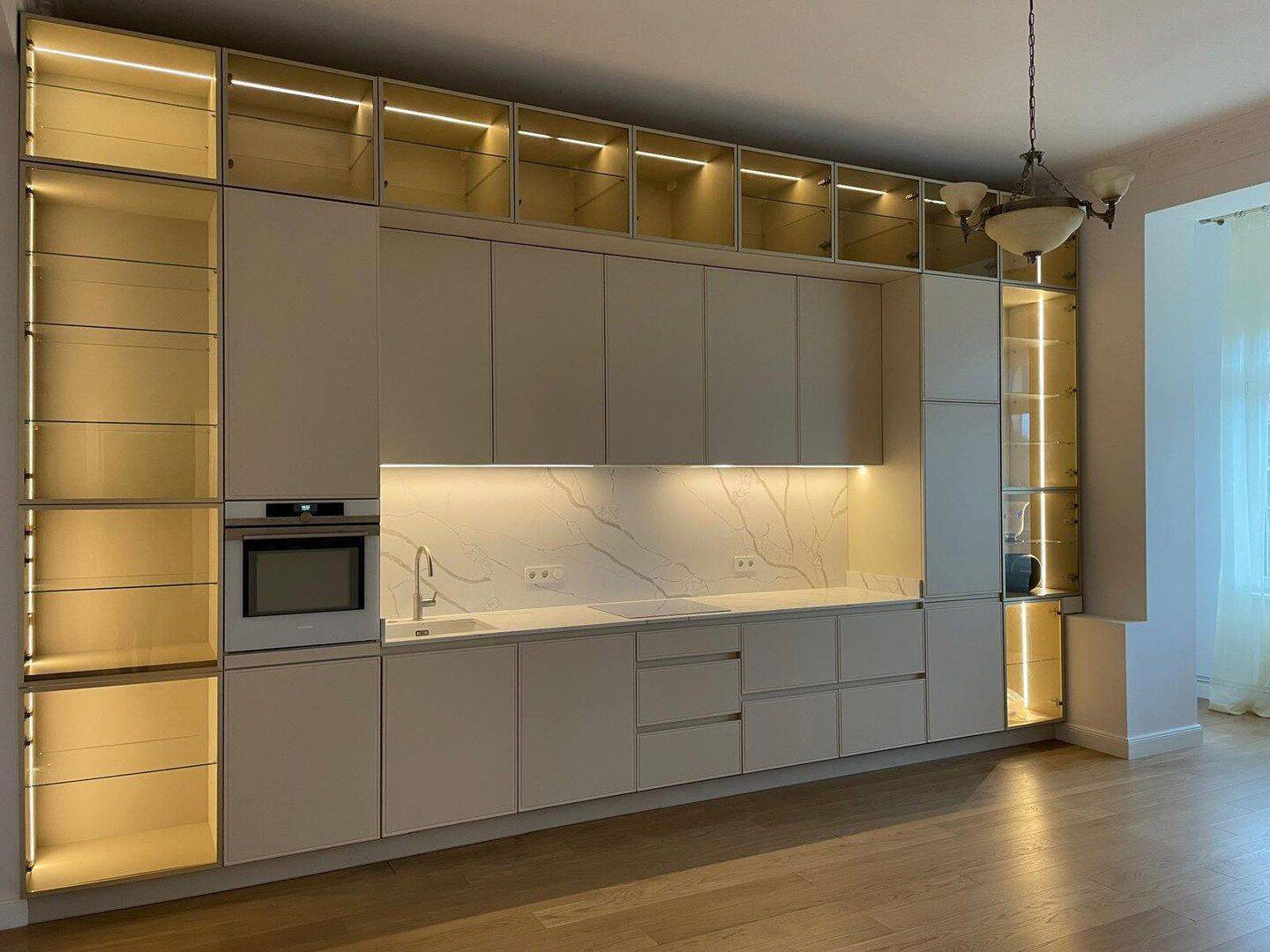Kernsanierter Altbau mit Aufzug im 3. OG: 2 Zimmer, Designküche & Einbauschränke & Vorhänge nach Maß - Photo 1
