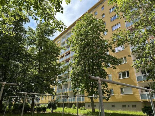 Mit Blick ins Grüne gelegene 2-Raum-Wohnung mit Balkon