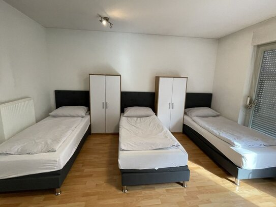 4-Zimmerwohnung mit 3 Schlafzimmer, TV, Internet, Küche, Dusche/Wc, Waschmaschine, Trockner und Parkplätze