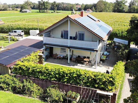 Energieautark & in Ruhe wohnen - Einfamilienhaus mit Garten, Garage und Schuppen in Niederneuching