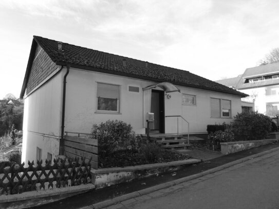 Zweifamilienhaus in ruhiger Sackgasse mit großem Garten und Burgblick!