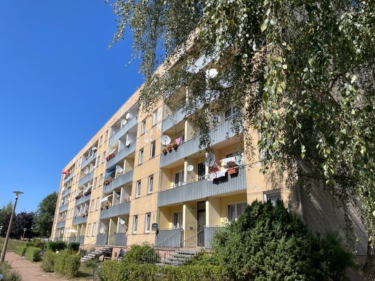 Teilrenovierte 3-Zimmer-Erdgeschosswohnung mit Balkon