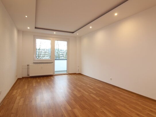 Schicke 2 Zimmer mit großem Tageslichtbad und Einbauküche! Südbalkon ** Aufzug ** Seenähe!