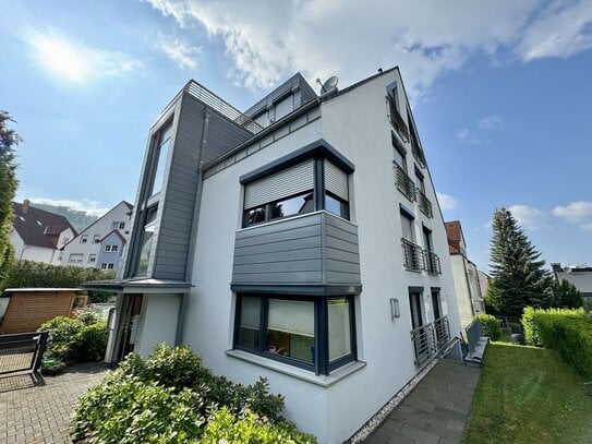 Verstecktes Juwel: Minimalistische Maisonette Wohnung in ruhiger Sackgassenlage mit Waldblick