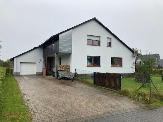 Freistehendes 2-Fam.-Haus mit Garage