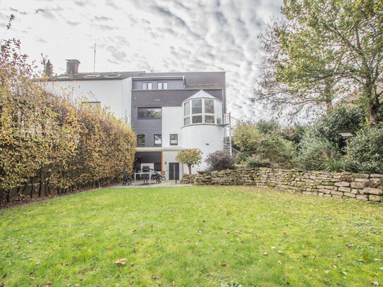 Geräumiges Zweifamilienhaus mit großzügigem Garten in Hockstein