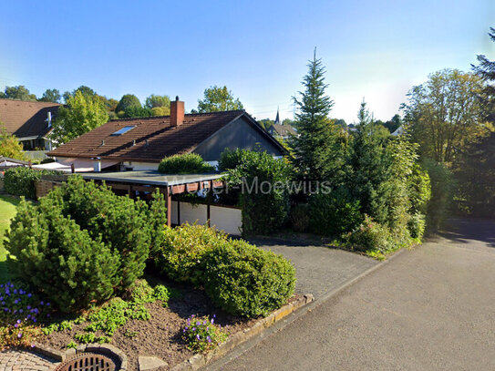 Freistehendes 2-Parteienhaus mit 2 Terrassen, Balkon, Garage, 2 Carports + Garten in schöner Lage