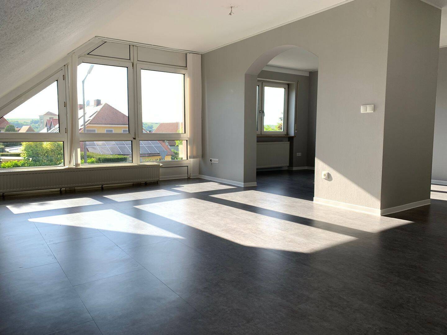                                                               Schicke und ger&auml;umige 3,5 Zi DG Wohnung mit Fernblick                                                       in Dettelbach (Kitzingen)