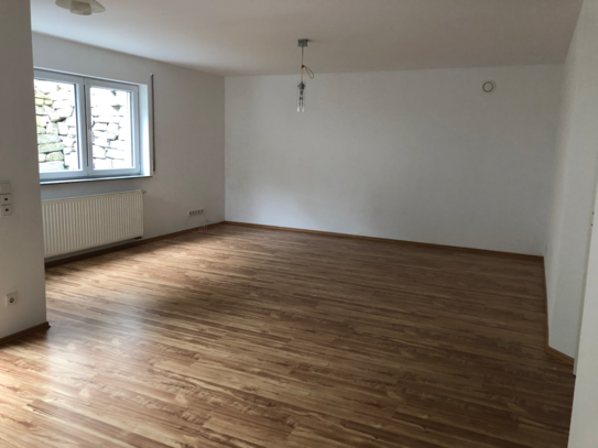 Helle 2-Zimmer-Souterrain-Wohnung mit Terrasse und Einbauküche in Ulm-Einsingen