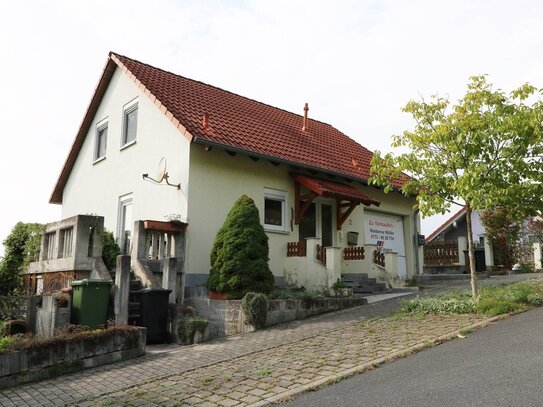 Schönes freistehendes Einfamilienhaus mit Einliegerwohnung und tollem Fernblick