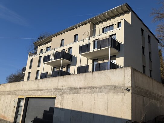 3-Zimmer-Neubau: Erstbezug mit Balkon, EBK, Aufzug & Garage