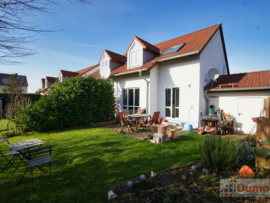 Schöne Immobilie mit sonniger Terrasse im Garten und Garage direkt am Haus.