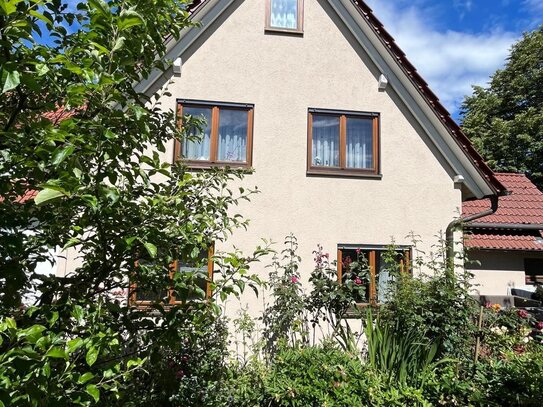 Großzügiges 1-2Familienhaus, überwiegend renoviert, mit 40m² Garage in guter Lage von Uhingen.