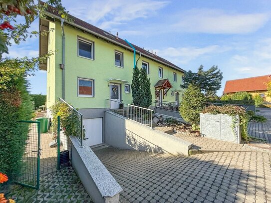 Familienparadies in ruhiger Lage: Top-gepflegtes Reihenendhaus mit Garten, Pool und großer Terrasse