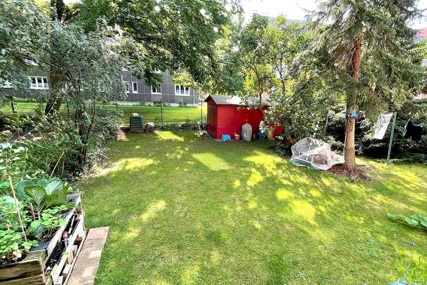 "Frühling im eigenen Garten: Hochparterre mit Privatgarten & Terrasse"