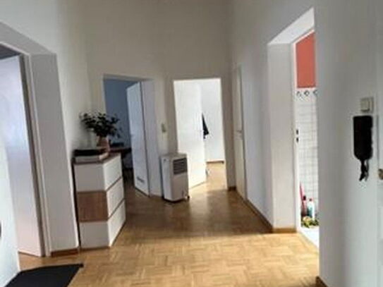 Sehr gut geschnittene Altbauwohnung in der Nähe vom Main und Baseler Platz