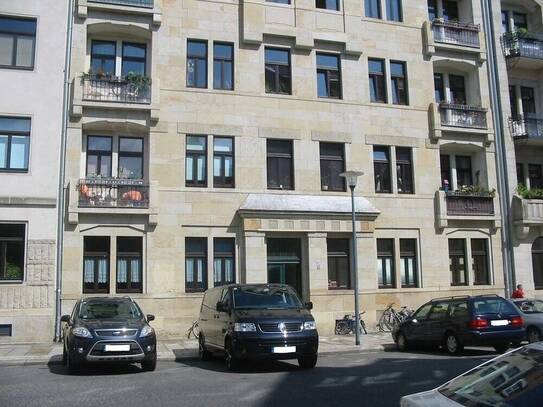 Kapitalanlage! Vermietete 2-Zimmer-Wohnung im Dachgeschoss in Striesen zu verkaufen