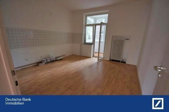 Vollständig renoviert: Schöne 2,5-Zi.-Wohnung mit großer Küche u. Wintergarten