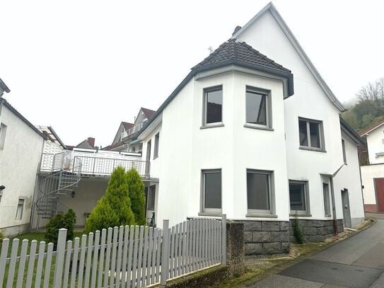 Großes 1-2 Familienhaus mit kleinem Garten