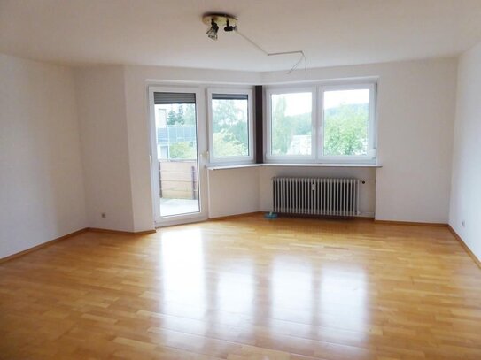 Schöne 2-Zimmer-Wohnung mit eingerichteter Küche, Balkon und Stellplatz in ruhiger Lage im Baumschulenweg