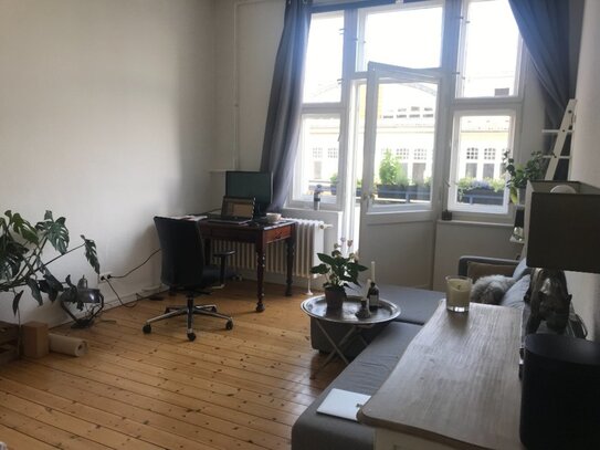 Möblierte Altbau 1-Zimmer-Wohnung mit Balkon