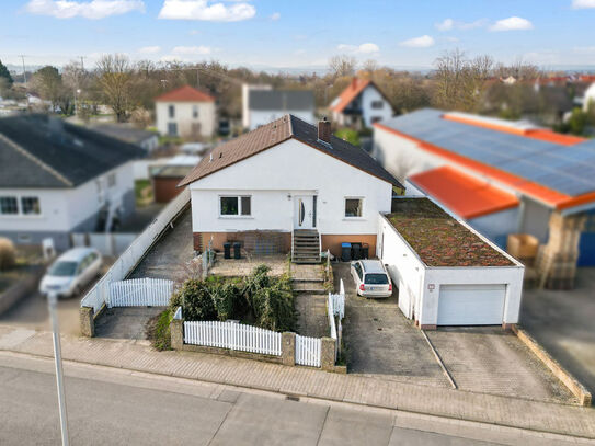 Verkauf: Stilvoll renovierter Bungalow mit 2 Einliegerwohnungen und großen Garten!