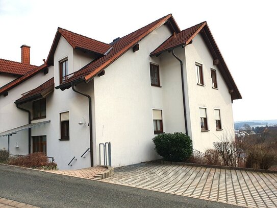 Helle Maisonette-Wohnung mit Balkon und Fernblick in Mönchröden