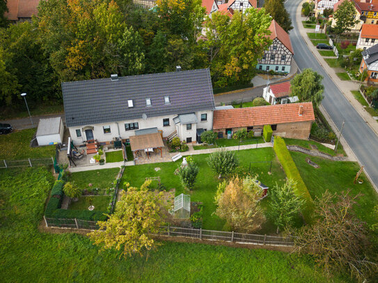 Autark leben zwischen Weimar und Rudolstadt - gepflegtes Zweifamilienhaus in Ortsrandlage | 3 Garagen | Großer Garten |…