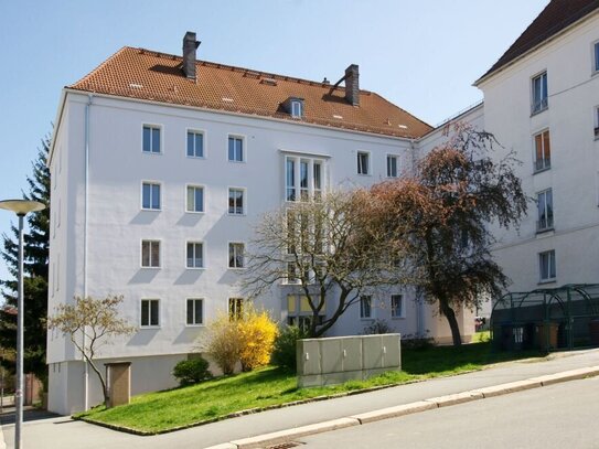 Freundliche 3 Zimmerwohnung, Tageslichtbad mit Badewanne und Balkon