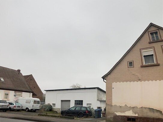 Sanierungsbedürftiges Haus mit Halle in Otterbach -Sambach