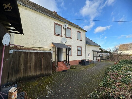 Freistehendes Bauernhaus mit separater Einliegerwohnung! Viel Potential durch Garage+Carport+Garten+Hütte