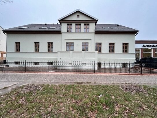 Charmante 2-Zimmer-Hochparterre-Wohnung mit großer Terrasse im denkmalgeschützten Ensemble