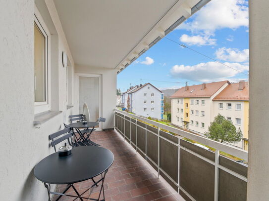 Möblierte 2 Zimmer Wohnung. Mit Einbauküche, Balkon, Parkplatz und schnellem Internet