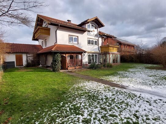 *TOP OBJEKT am südl. Stadtrand von Bad Aibling: Kleines, attraktives Mehrfamilienhaus als Wertanlage & schöner EG-Garte…