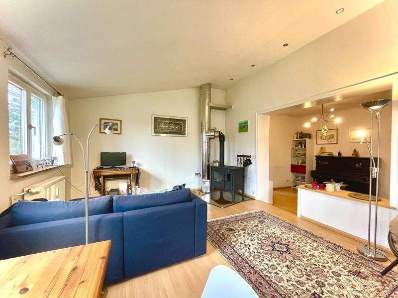 Wie eine Doppelhaushälfte, nur horizontal geteilt: 4-Zimmer-Wohnung mit großem Garten und Keller