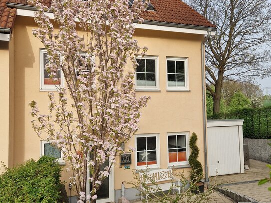 Doppelhaushälfte mit wunderschönem Garten und mit separater, versetzter Abschlusswand zum Nachbarhaus