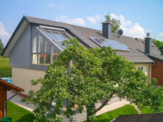 EINLIEGERWOHNUNG MIT EBK, WINTERGARTEN, TERRASSE, GARTENSTÜCK UND CARPORTSTELLPLATZ