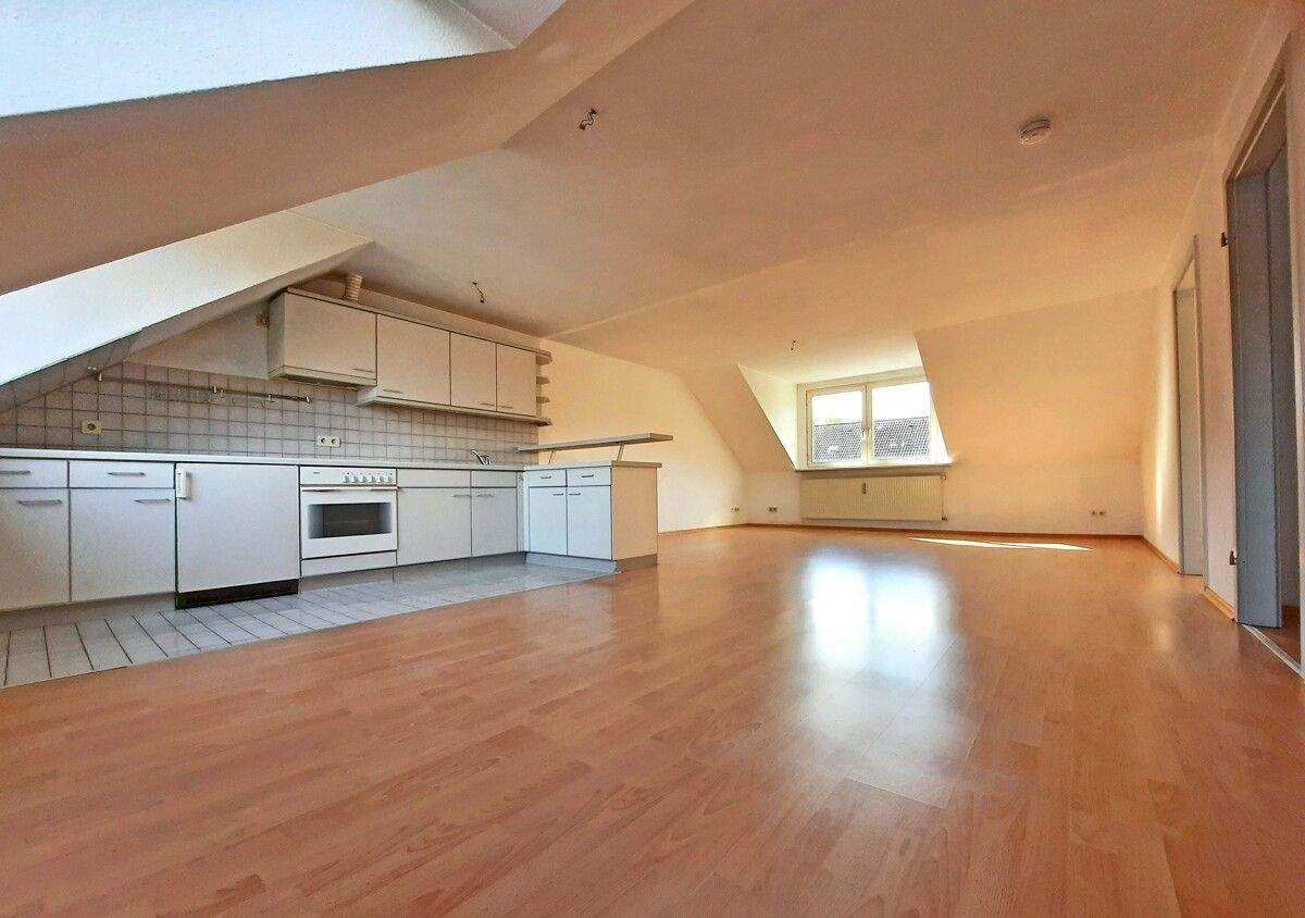 Sonnige, bezugsfreie 2-Zimmer-Dachgeschosswohnung in Stadtnähe