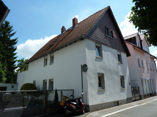 RUHIGE, BEVORZUGTE WOHNLAGE: Charmante 2-Zimmer-Dachwohnung für Einzelperson im 3-FAM-HAUS in HU-Alt-Kesselstadt