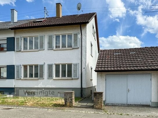 SANIERUNGSBEDÜRFTIGE DHH MIT GROßEM GARTEN UND GARAGE IN METZINGEN!