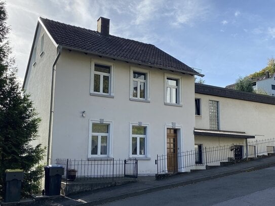 Ein-Zweifamilienhaus mit Bungalow-Anbau und 4 Garagen