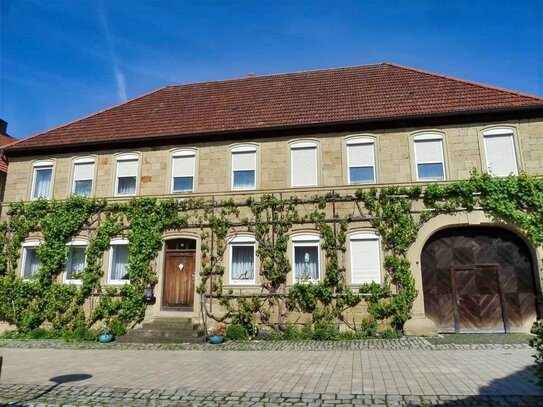 *UNIKAT* Charmantes, zweigeschossiges Sandsteinhaus mit Nebengebäuden, Innenhof und Garten, Wohnfl. 230m² Grund ca. 1.2…