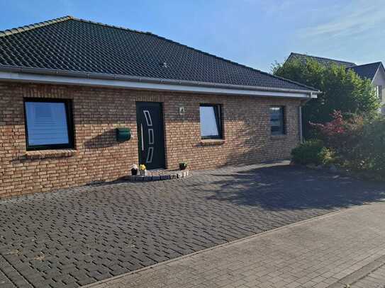 *Energieeffizienter A+ Bungalow - modern und energiebewusst wohnen: Familienoase in Tolk*