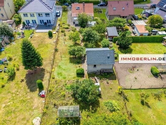 IMMOBERLIN.DE - Sympathisches Haus mit großzügigem Garten, Nebengebäude + Ausbaupotential in familiärer Lage