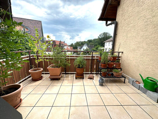 Sehr helle 2-Zimmerwohnung mit sonnigem Balkon in herrlicher Aussichtslage