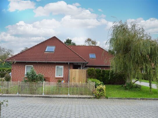 Sehr gepflegtes Zweifamilienhaus mit Carport in zentraler Lage