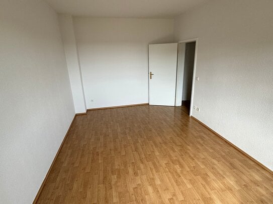 Modernisierte Wohnung mit zwei Zimmern und Einbauküche in Leipzig - WG geeignet