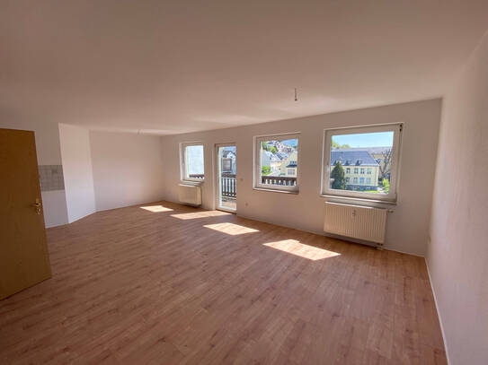 Exklusive 3-R-Dachgeschosswohnung zentrumsnah mit Aufzug und Balkon!!
