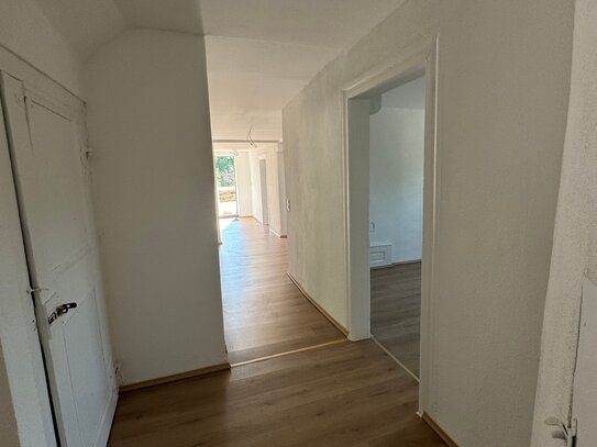 Neu sanierte 4-Zimmer-Wohnung mit Balkon, Klimaanlage und Stellplatz